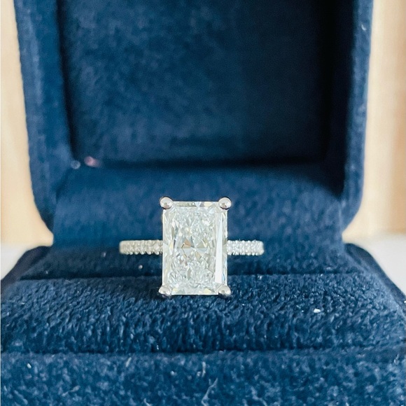 Elegant radiant cut 3 carat lab grown diamond set in 18K white gold pave ring - Picture 7 of 16